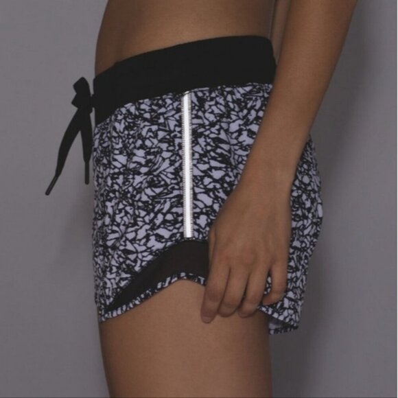 Lululemon Ice Breaker White Black Hotty Hot Shorts Size 6 - Picture 11 of 11
